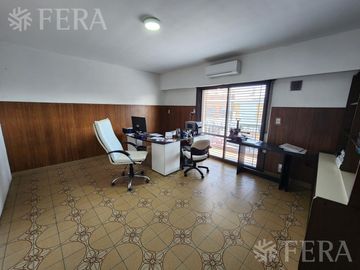 Venta de casa con local y cochera en Wilde