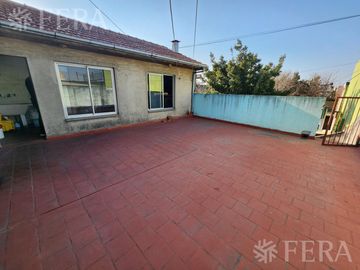 Venta de casa con local y cochera en Wilde