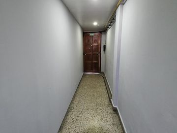 Venta de casa con local y cochera en Wilde