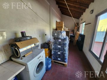 Venta de casa con local y cochera en Wilde
