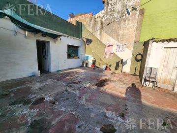 Venta de casa con local y cochera en Wilde