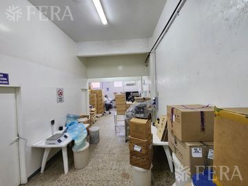 Venta de casa con local y cochera en Wilde