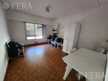 Venta de casa con local y cochera en Wilde
