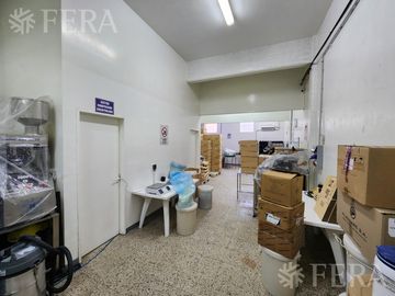Venta de casa con local y cochera en Wilde