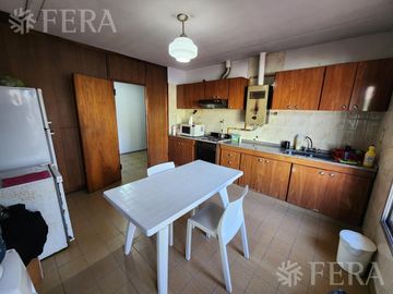 Venta de casa con local y cochera en Wilde