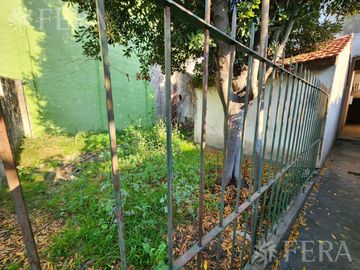Venta de casa con local y cochera en Wilde