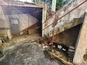 Venta de casa con local y cochera en Wilde