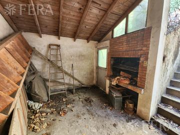 Venta de casa con local y cochera en Wilde