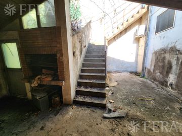 Venta de casa con local y cochera en Wilde