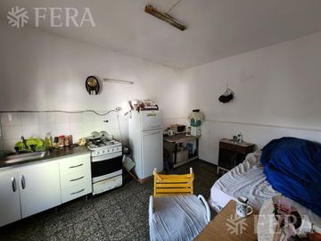 Venta de casa con local y cochera en Wilde