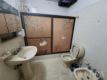 Venta de casa con local y cochera en Wilde