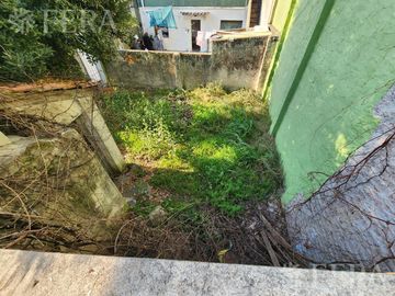 Venta de casa con local y cochera en Wilde