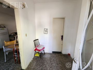 Venta de casa con local y cochera en Wilde