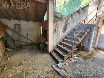 Venta de casa con local y cochera en Wilde
