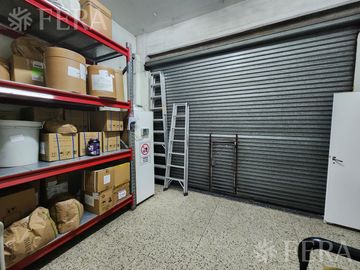 Venta de casa con local y cochera en Wilde