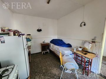 Venta de casa con local y cochera en Wilde