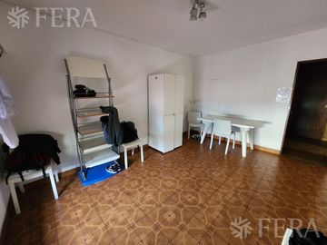Venta de casa con local y cochera en Wilde