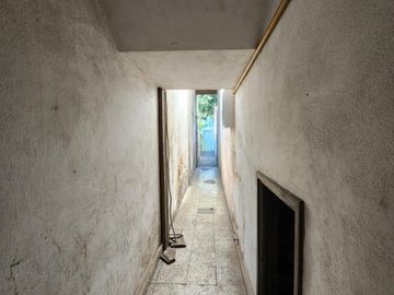 Venta de casa con local y cochera en Wilde