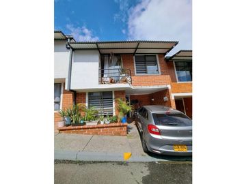 VENDO CASA SECTOR POSTOBON EN CONJUNTO CERRADO