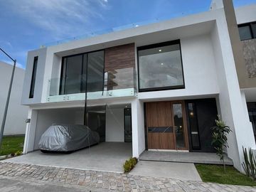 Casa en venta en Angelopolis Atlixcayotl, 3 recamaras y roof