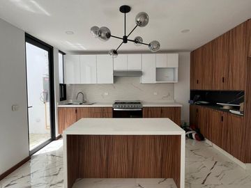 Casa en venta en Angelopolis Atlixcayotl, 3 recamaras y roof