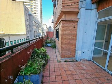 2 AMB c/ terraza y parrilla a la calle. Perón y Pelegrini