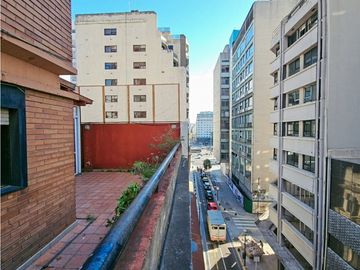 2 AMB c/ terraza y parrilla a la calle. Perón y Pelegrini