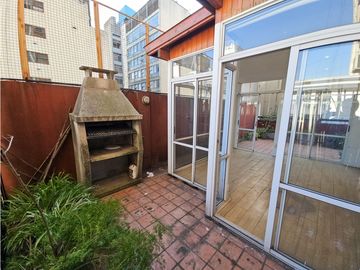 2 AMB c/ terraza y parrilla a la calle. Perón y Pelegrini