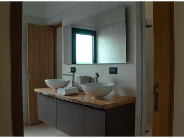 VENTA CASA 4 DORMITORIOS LUJAN DE CUYO
