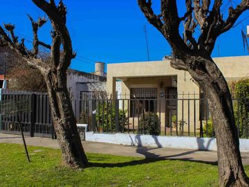 3 ambientes en Mte Grande, con parque apto crédito