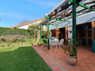 Casa en Venta Hurlingham – 4 Amb  Pileta y jardin