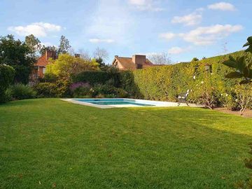 Casa en Venta Hurlingham – 4 Amb  Pileta y jardin