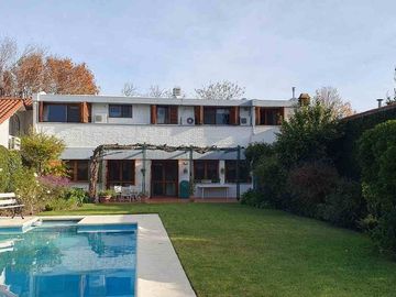 Casa en Venta Hurlingham – 4 Amb  Pileta y jardin