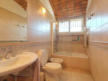 Casa en Venta Hurlingham – 4 Amb  Pileta y jardin