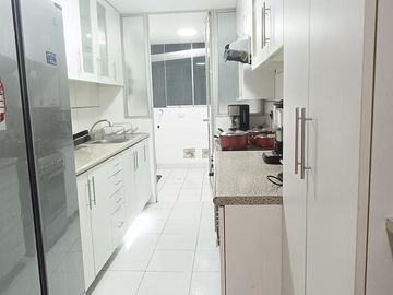 Departamento en segundo piso c/cochera cerca al ovalo higuereta muy cerca a miraflores