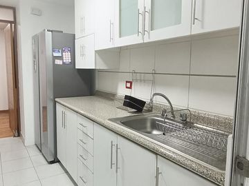 Departamento en segundo piso c/cochera cerca al ovalo higuereta muy cerca a miraflores