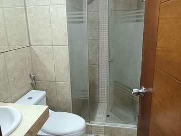 Departamento en segundo piso c/cochera cerca al ovalo higuereta muy cerca a miraflores