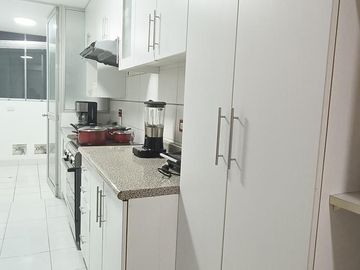 Departamento en segundo piso c/cochera cerca al ovalo higuereta muy cerca a miraflores