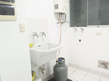 Departamento en segundo piso c/cochera cerca al ovalo higuereta muy cerca a miraflores