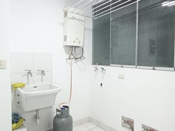 Departamento en segundo piso c/cochera cerca al ovalo higuereta muy cerca a miraflores
