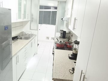 Departamento en segundo piso c/cochera cerca al ovalo higuereta muy cerca a miraflores