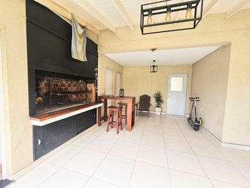 VENTA CASA 6 AMBIENTES LA CESARINA PILETA CLIMATIZ