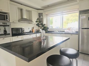 VENTA CASA 6 AMBIENTES LA CESARINA PILETA CLIMATIZ