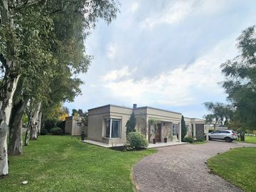 VENTA CASA 6 AMBIENTES LA CESARINA PILETA CLIMATIZ