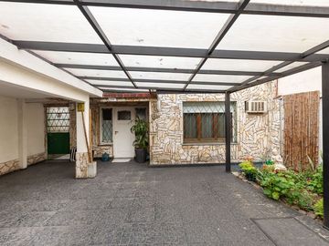Casa Multifamiliar 3 en 1  cochera patio FINANCIA