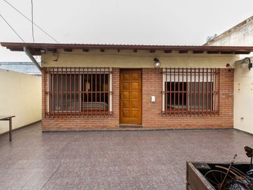 Casa Multifamiliar 3 en 1  cochera patio FINANCIA