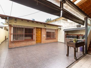 Casa Multifamiliar 3 en 1  cochera patio FINANCIA