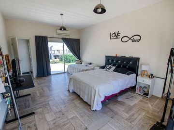 CASA EN VENTA CON PISCINA EN CRUZ DEL SUR CANNING