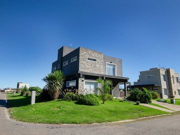 CASA EN VENTA CON PISCINA EN CRUZ DEL SUR CANNING