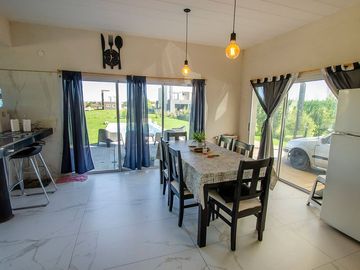 CASA EN VENTA CON PISCINA EN CRUZ DEL SUR CANNING
